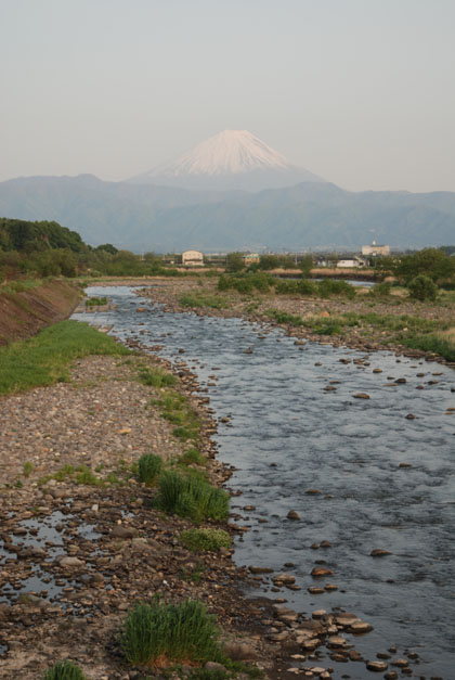 川辺と富士山