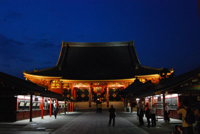 夜の浅草寺