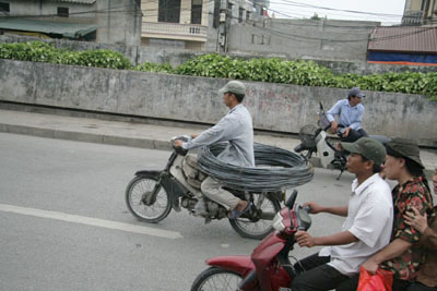 バイクで線材を運搬