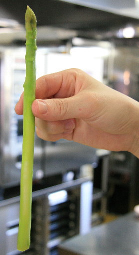 綺麗に皮が剥けたアスパラガス