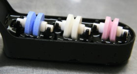包丁砥ぎ器に水を入れる