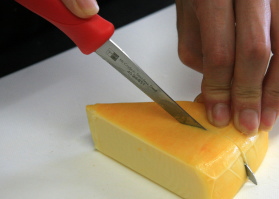 トマト ナイフでチーズカット
